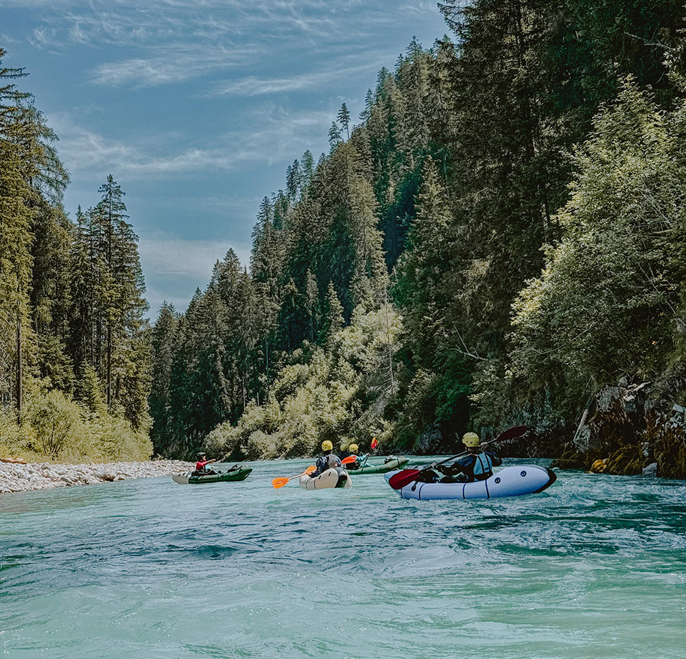 Packrafters rema por el río Lech en el Valle de Lech, Austria Ruta de packraft de 5 días
