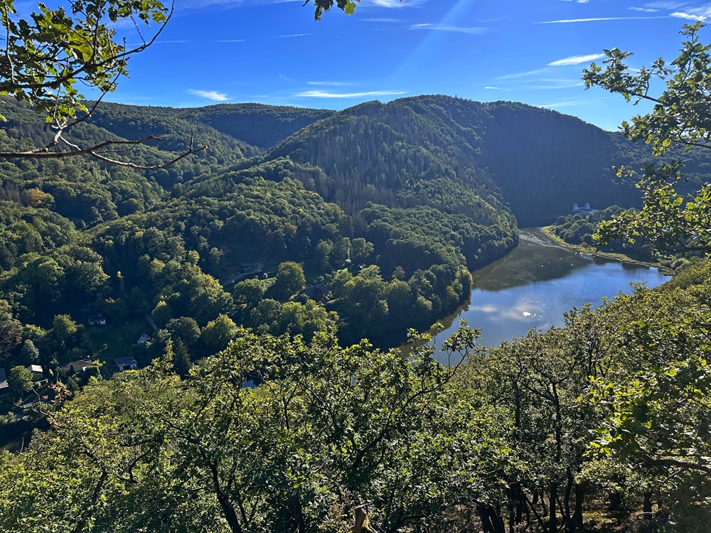 Paisaje de la región de Eifel durante una aventura de packraft