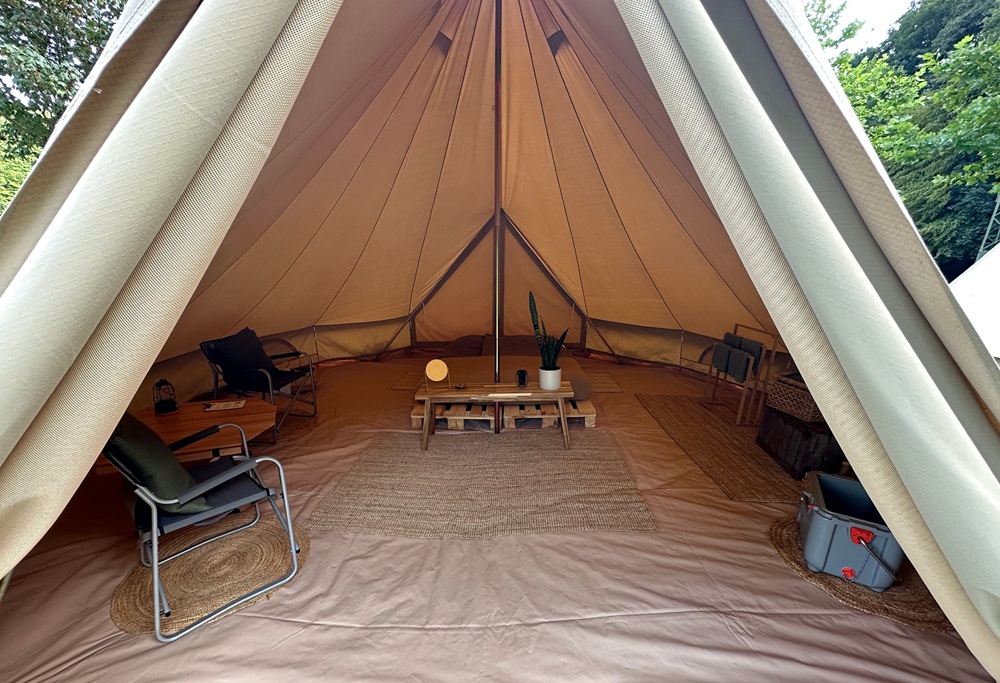 Alojamiento en tienda glamping durante una ruta de packraft en Alemania