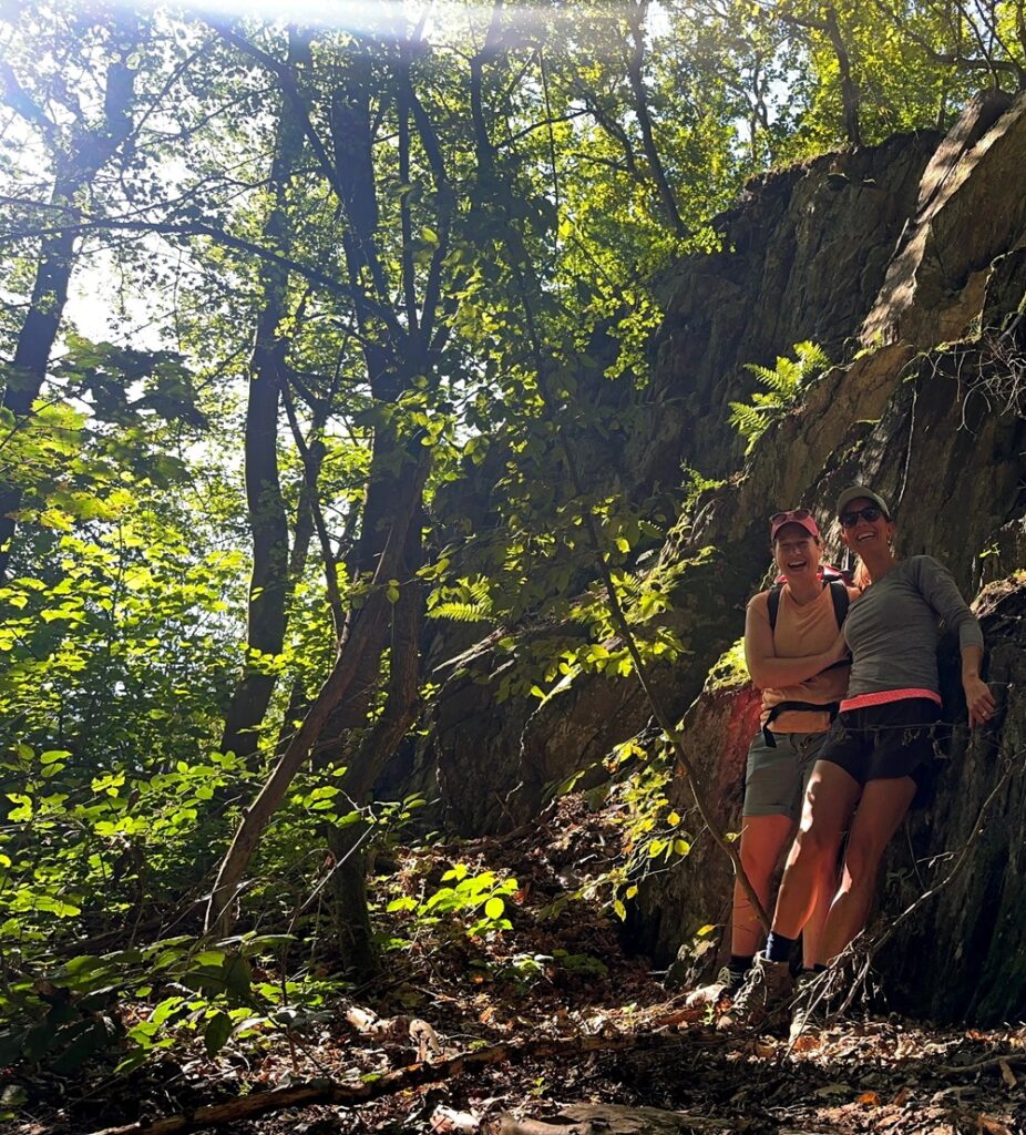Senderistas explorando el bosque durante una ruta de packrafting en el Eifel alemán