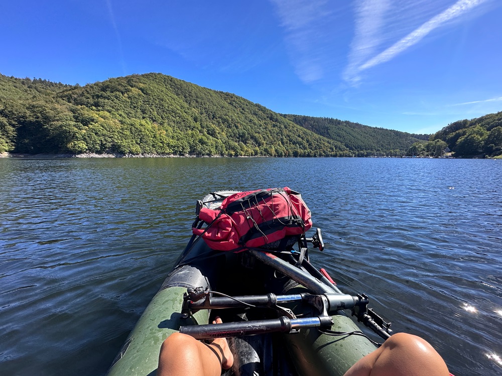Packraft flotando en el lago Rursee durante una aventura de packrafting
