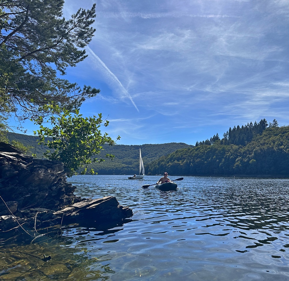 Remando en un packraft en el lago Rursee en el Eifel alemán