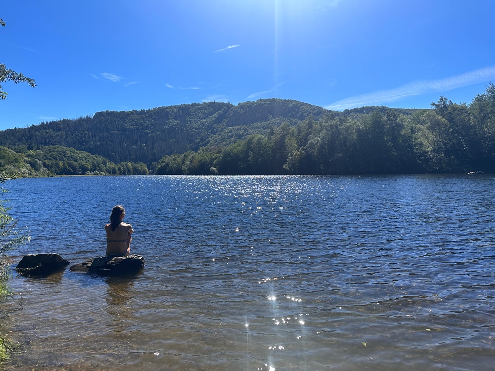 Relajándose en el lago durante una aventura de packrafting en el Eifel alemán