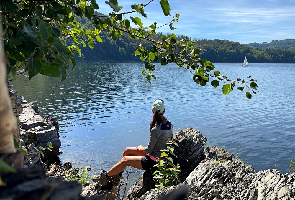 Vista sobre el lago Rursee durante una aventura de packrafting en Alemania
